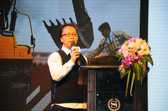 Ms. Xiao Wenxin, Regional Manager of Volvo Construction Equipment (China) Co., Ltd., introduced the Volvo Group and construction equipment