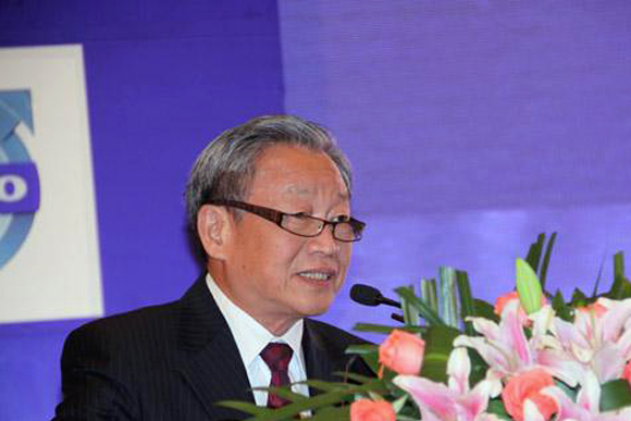 Han Xuesong, Honorary President and Chief Consultant of China Construction Machinery Industry Association, delivered a speech